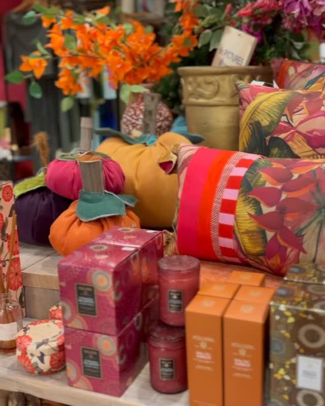 Candle and decor shelf, cozy meets cheerful at Mayiu