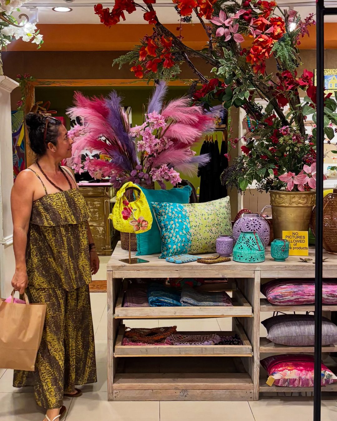 A client dressed in a Mayiu look browsing the colorful tables
